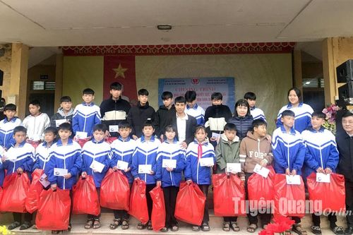 Tặng 100 suất quà cho các em học sinh yếu thế xã Đông Thọ