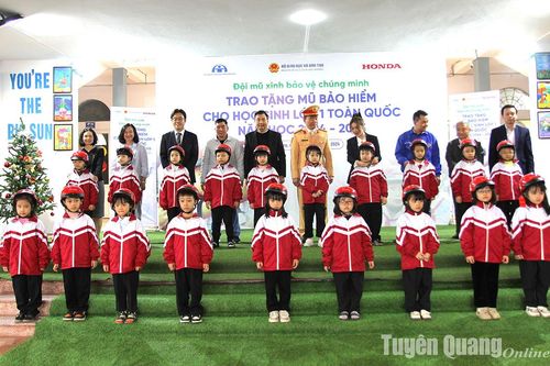 Trao tặng hơn 200 mũ bảo hiểm cho học sinh lớp 1