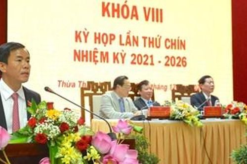 Chất vấn lãnh đạo đầu ngành các vấn đề y tế, nội vụ