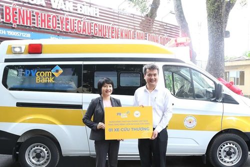 PVcomBank trao tặng xe cứu thương cho Bệnh viện Đa khoa Vân Đình
