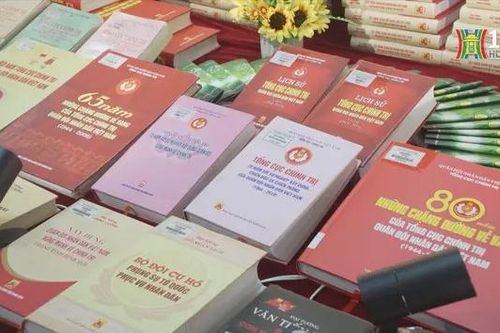 Triển lãm '80 năm vững bước dưới cờ Đảng quang vinh'