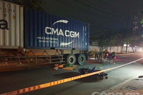 Hai xe máy va chạm, cô gái ngã xuống bị xe container cán tử vong