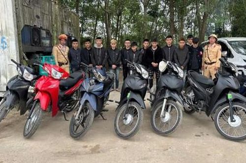 Xử lý 12 quái xế gây náo loạn khi đi đón bạn ra tù