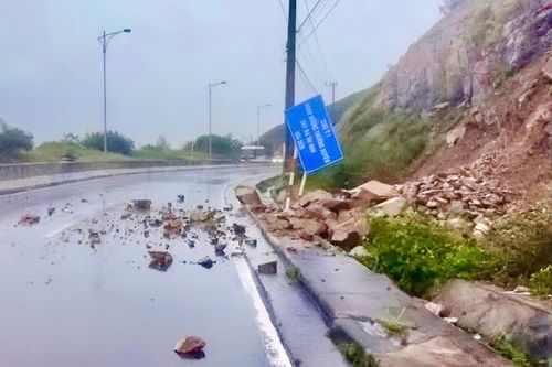 Mưa lớn gây sạt lở, đất đá đổ xuống đường ở TP Nha Trang