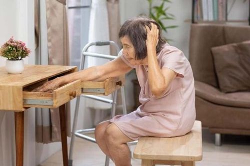 Cụ bà nhiều đêm mất ngủ, đòi thay ổ khóa vì sợ mất trộm: Bác sĩ nêu nguyên nhân
