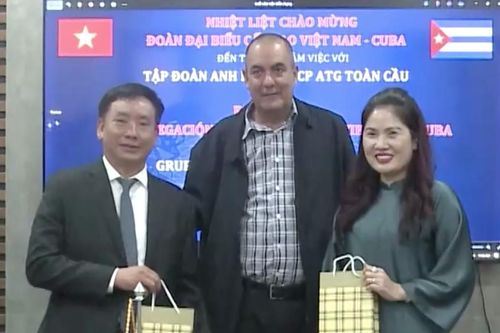 Bộ trưởng Bộ Nông nghiệp Cuba thăm nhà máy phân bón NPK tháp cao tại Việt Nam