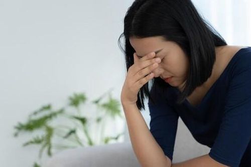 Nghe cuộc nói chuyện của mẹ chồng với chị dâu, tôi cay đắng ép chồng ra ở riêng gấp rồi choáng váng với câu trả lời của anh