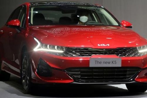 Giá lăn bánh Kia K5 mới nhất giảm sốc nhờ ưu đãi khủng, Toyota Camry dễ 'thất thủ' về doanh số cuối năm