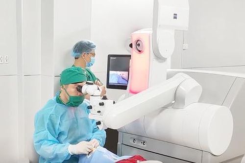Bệnh viện Mắt Hồng Sơn nhận giải thưởng về phẫu thuật khúc xạ Smile Pro