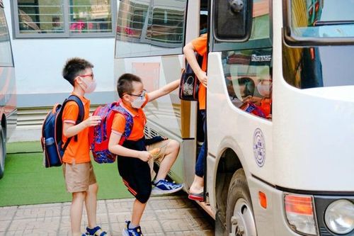 Từ 2025 xe chở học sinh buộc phải sơn màu vàng đậm, có biển báo nhận biết