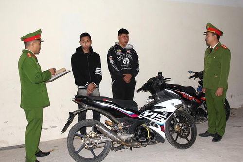 Lao thẳng vào chiến sỹ Công an khi bị yêu cầu kiểm tra nồng độ cồn