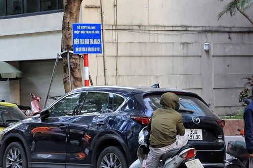Hà Nội: Điểm đón, trả khách cho xe taxi thường xuyên bị chiếm dụng