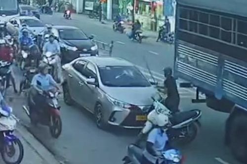 Ô tô lưu thông vào làn xe máy, bị chặn đầu đập phá kính chắn gió