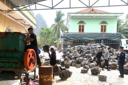 Quảng Ninh: thu giữ hàng nghìn lồng nhựa nuôi trồng thủy sản trái phép