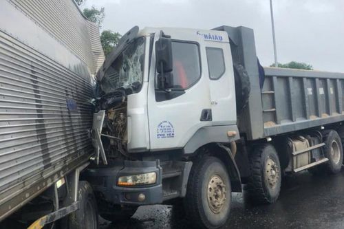 Tai nạn giao thông mới nhất 12/12/2024: nhân viên sửa đường bị xe tông tử vong