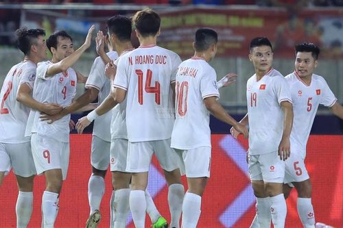 Tin nóng bóng đá Việt 12/12: Hai sao tuyển Việt Nam nhận vinh dự lớn; Cửa đến World Cup của đội tuyển rộng mở