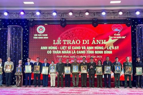 Phục dựng, trao tặng di ảnh các Anh hùng-Liệt sĩ cho thân nhân tại Ninh Bình