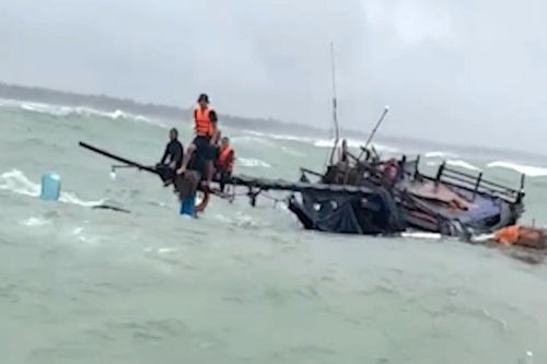 Quảng Bình: Tàu cá bị chìm, 14 ngư dân được cứu an toàn