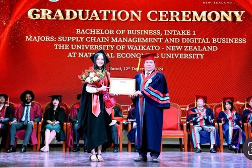 Đại học Kinh tế Quốc dân trao bằng tốt nghiệp cho cử nhân kinh doanh theo chương trình liên kết đào tạo quốc tế