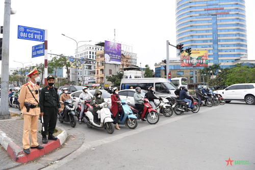 Xử lý vi phạm ở ngã tư Giải Phóng - Đại Cồ Việt