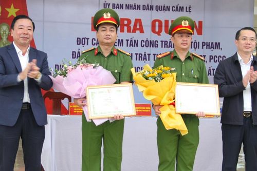 Chủ tịch UBND quận Cẩm Lệ khen thưởng đột xuất lực lượng Cảnh sát hình sự