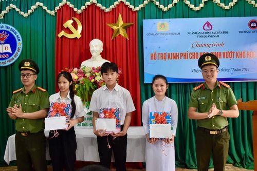 Trao kinh phí hỗ trợ cho 3 'Em nuôi của Đoàn'