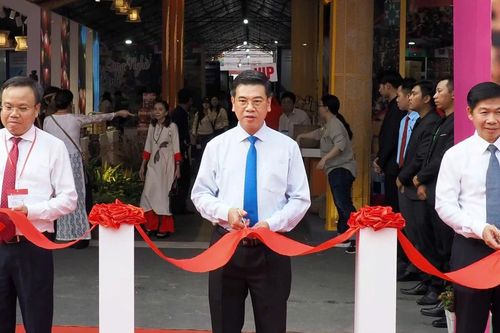 Khai mạc Chương trình 'Tinh hoa làng nghề và đặc sản vùng miền năm 2024'