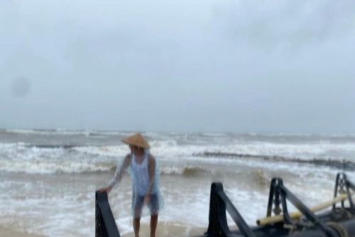 Thừa Thiên Huế phát hiện vật thể lạ trôi dạt vào bờ biển