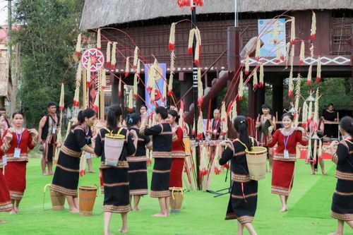 Kon Tum: 800 nghệ nhân tranh tài hội thi cồng chiêng, xoang