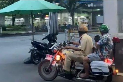 CSGT chở bé 7 tháng tuổi đang co giật vào bệnh viện cấp cứu