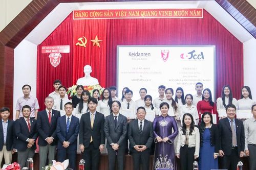 Trao học bổng trị giá gần 150 triệu cho sinh viên vượt khó của Đại học Huế