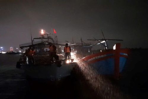 Cứu hộ thành công tàu cá cùng 2 ngư dân gặp nạn trên biển