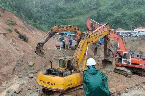 Mưa lớn khiến đèo An Khê bị sạt lở, ngập sâu, giao thông ách tắc