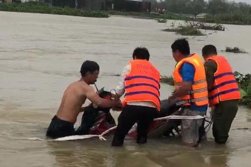 Bình Định: Kịp thời cứu người và xe bị nước cuốn trôi