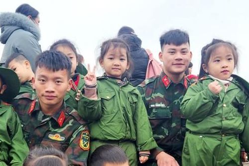 Trải nghiệm 'áo xanh người lính' ở Bộ Chỉ huy Quân sự tỉnh Lạng Sơn