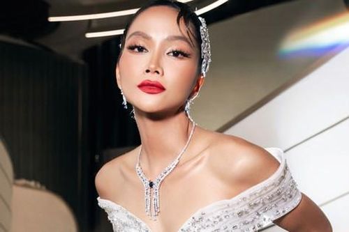 H'Hen Niê mặc váy cưới