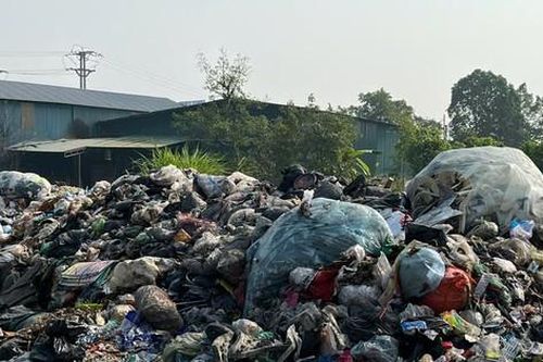 Cuộc sống đảo lộn vì rác giáp ranh hai huyện