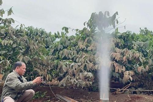 Lại xuất hiện cột khí cao hơn 10m ở Gia Lai, áp suất lớn đẩy cả trụ bê tông lên