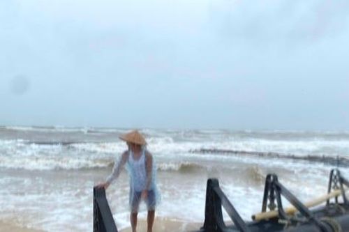 Phát hiện vật thể lạ dài hàng trăm mét trôi vào bờ biển Thừa Thiên-Huế