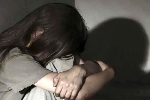 Mẹ ép con gái 12 tuổi quan hệ với tình trẻ để 'đổi đời'
