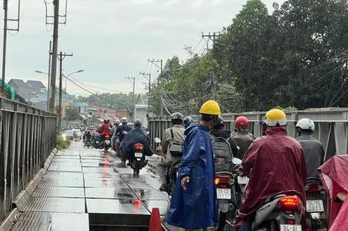 Xuất hiện 'hố tử thần' giữa cầu sắt ở TPHCM
