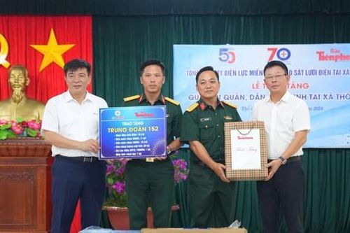 Thăm tặng quà quân và dân xã Thổ Châu