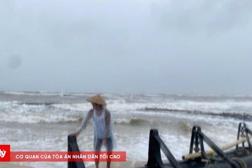 TT-Huế: Phát hiện vật thể lạ màu đen dài hàng trăm mét trôi vào bờ biển