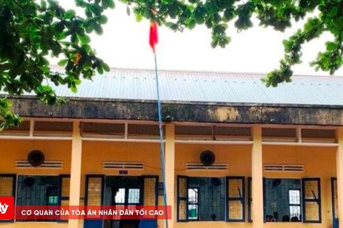 Hàng trăm học sinh và giáo viên thấp thỏm dưới ngôi trường xuống cấp