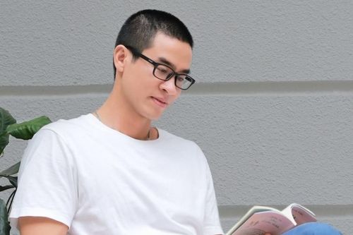 'Nhà thơ triệu bản' Nguyễn Phong Việt: Chúng ta sống để bước tiếp!