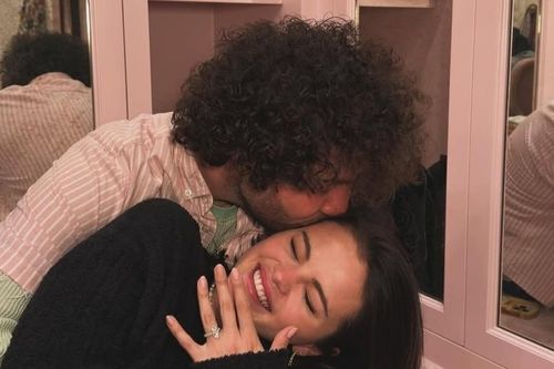 Nữ ca sĩ 32 tuổi khoe nhẫn kim cương đính hôn, hút hàng triệu like
