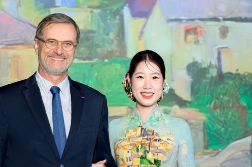 Đại sứ các nước quảng bá áo dài Việt Nam lấy cảm hứng từ những bức họa nổi tiếng