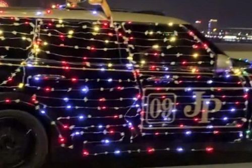 Công an mời làm việc chủ ô tô lắp đèn led kín xe diễu hành trên phố quay TikTok