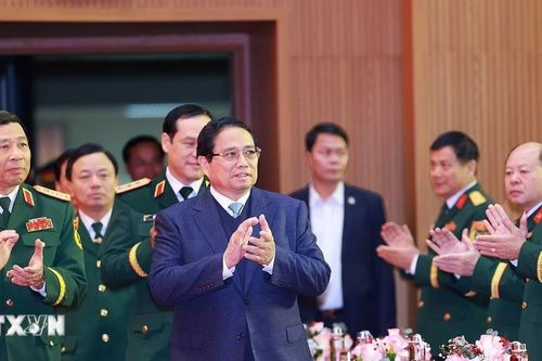 Thủ tướng thăm, chúc mừng cán bộ, giảng viên Học viện Quốc phòng
