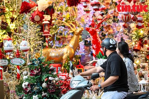 Thị trường Giáng sinh 2024: Thu hút khách mua nhờ mẫu mã và chủng loại đa dạng